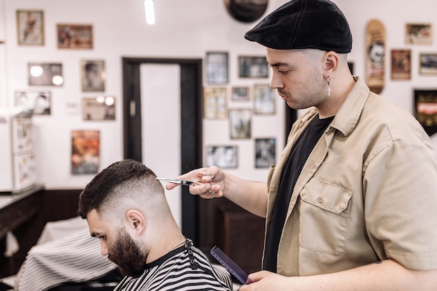 Corte de cabelo clássico em uma barbearia. estilo de cabelo curvo e cuidados com a saúde do cabelo em uma barbearia. corte de cabelo masculino.