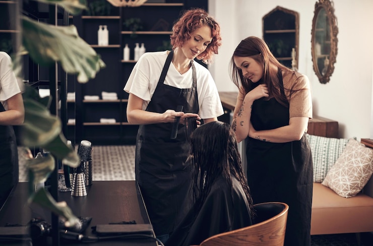 Foto corte de cabelo de salão e trabalho em equipe com cliente de menina e cabelo para cuidados de saúde ou bem-estar cliente de beleza e tesoura com estilo criativo esteticista no trabalho com empregada para serviço de cuidados de cabelo de startup