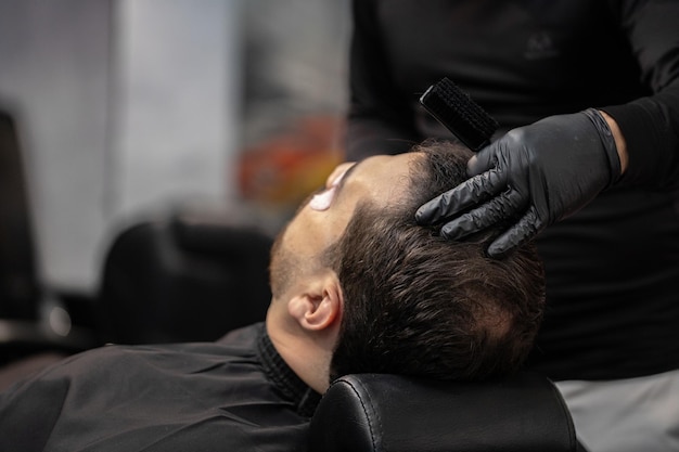 Foto corte de cabelo de um homem em uma barbearia