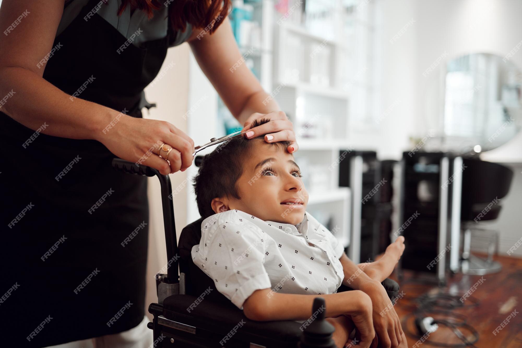 A beleza do cabelo e o barbeiro inclusivo aliciando a criança em