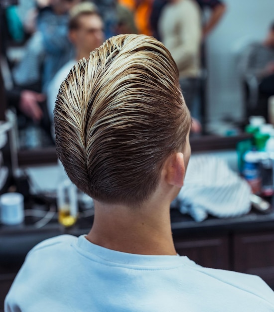 Corte de cabelo e estilo de homem na barbearia. Corte de cabelo elegante.