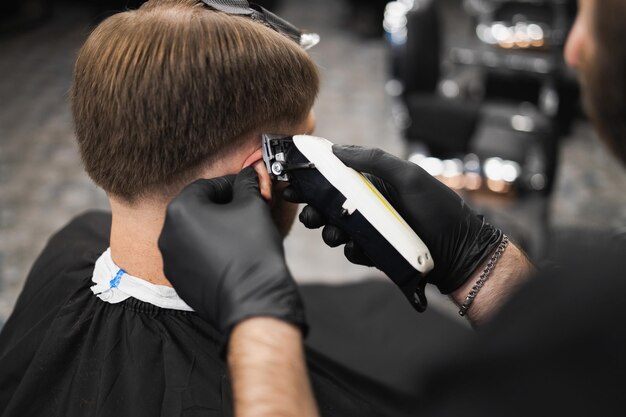 Corte de cabelo e estilo na barbearia Homem na barbearia