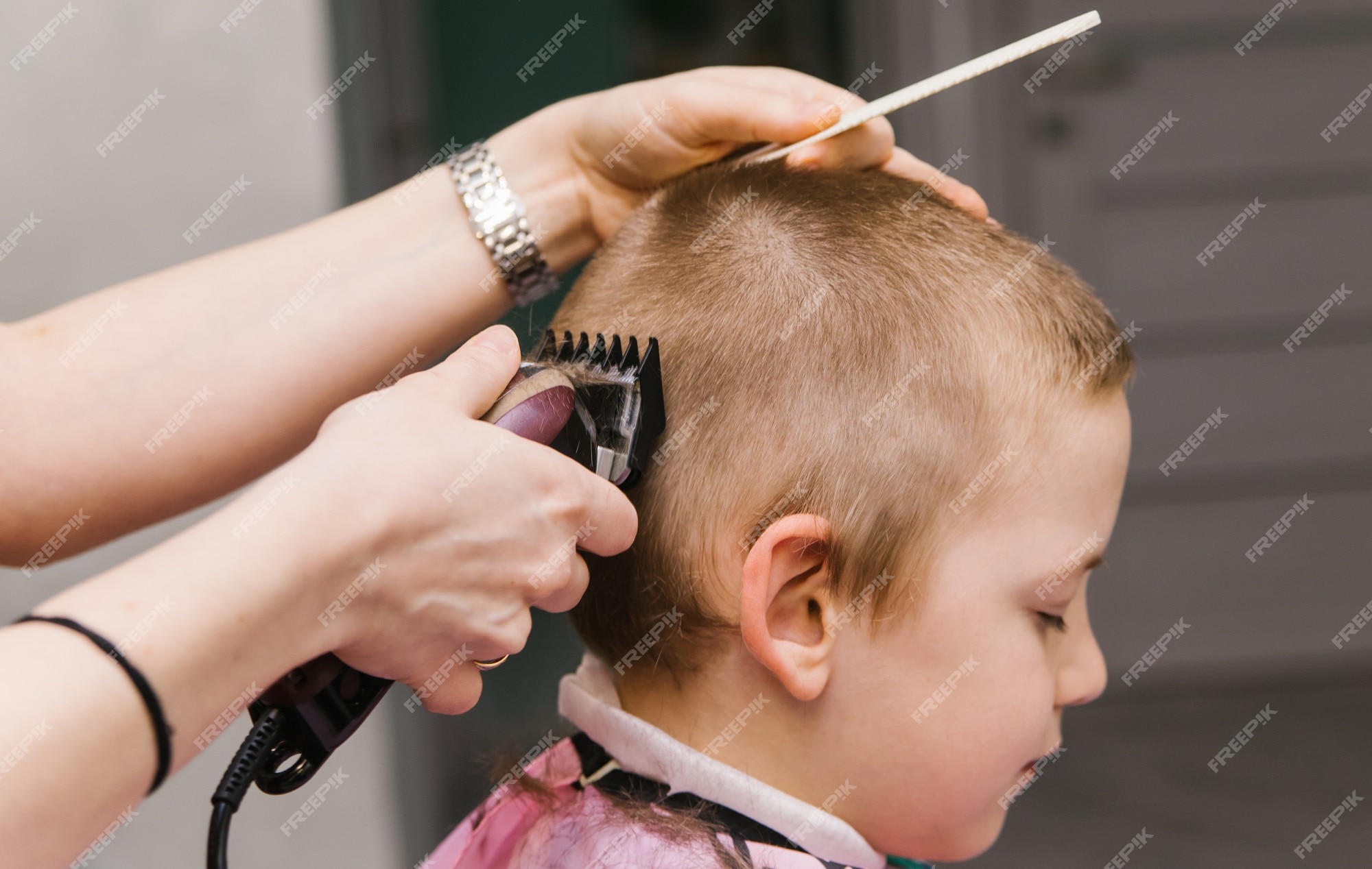 Corte de cabelo infantil para um menino. penteado elegante e moderno.  cuidados com o cabelo da criança. cabelo curto.