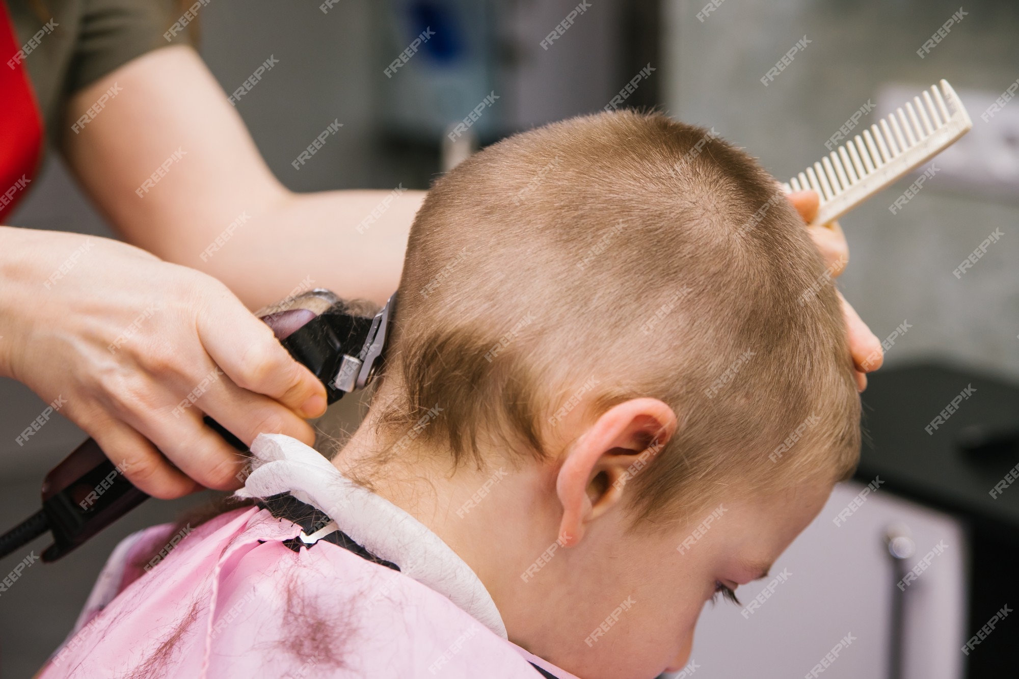 Corte de cabelo infantil para um menino. penteado elegante e moderno.  cuidados com o cabelo da criança. cabelo curto.