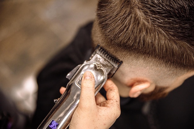 Foto corte de cabelo masculino cabeleireiro barbearia corte de cabelo profissional