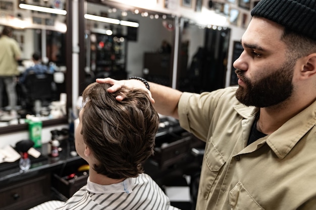 Corte de cabelo masculino. Cabeleireiro elegante corta um homem. Estilo masculino