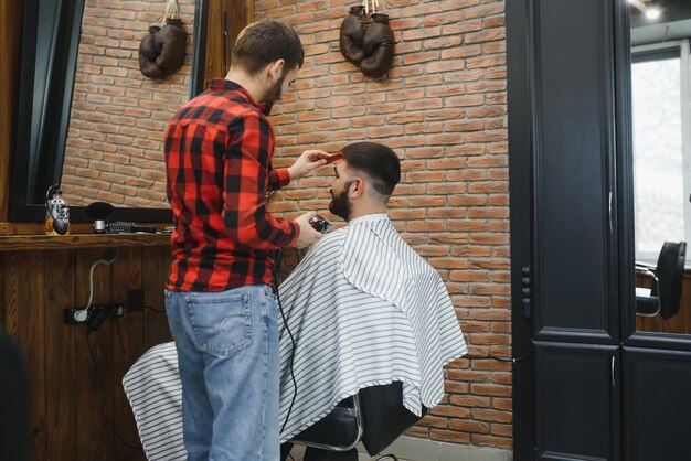 Corte de cabelo masculino na tesoura de barbeiro