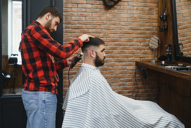 Corte de cabelo masculino na tesoura de barbeiro