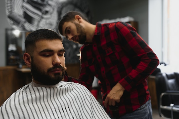 Corte de cabelo masculino na tesoura de barbeiro