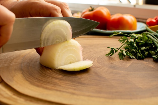 Corte de cebola preparando ingredientes frescos para uma deliciosa comida caseira