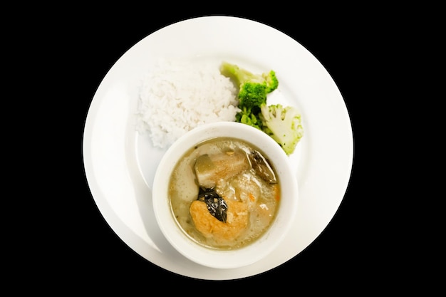 Corte de curry verde tailandês vegano com foco seletivo de arroz