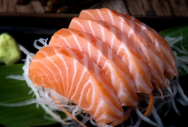 Corte de estilo japonês de sashimi de salmão.