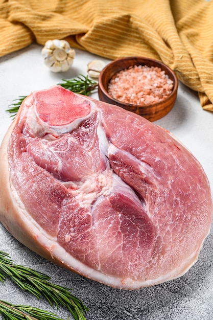 Corte de junta de porco crua, perna em uma mesa. Carne fresca da fazenda.