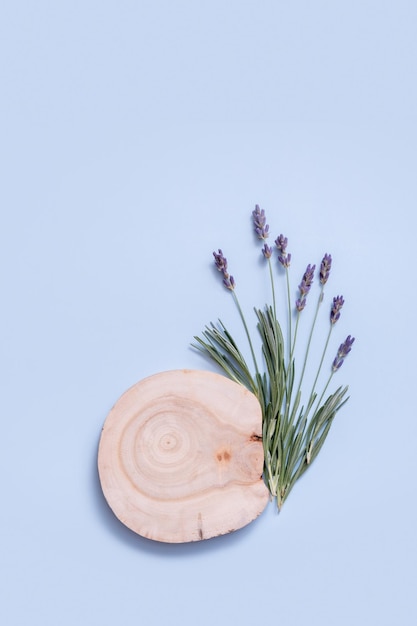 Corte de madeira como palco de pódio ou pedestal com vista superior de flores de lavanda Mock up para produtos cosméticos