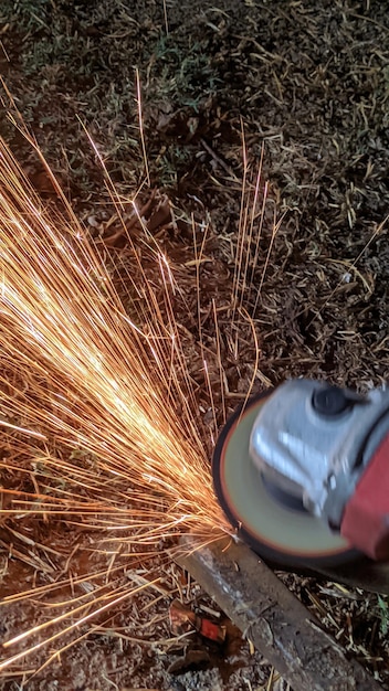 corte de mão de obra de chapa metálica com faíscas