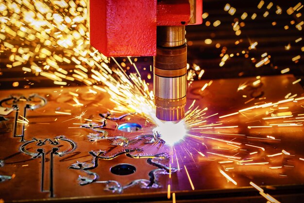 Corte de plasma a laser CNC de metal, tecnologia industrial moderna. . Profundidade de campo pequena. Aviso - tiro autêntico em condições desafiadoras. Um pouco granulado e talvez borrado.