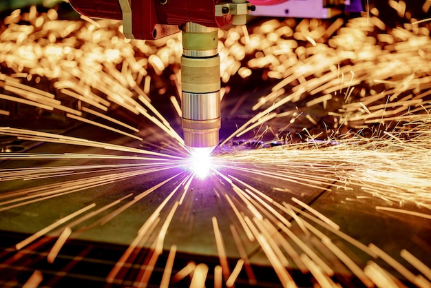 Corte de plasma a laser CNC de metal, tecnologia industrial moderna. . Profundidade de campo pequena. Aviso - tiro autêntico em condições desafiadoras. Um pouco granulado e talvez borrado.