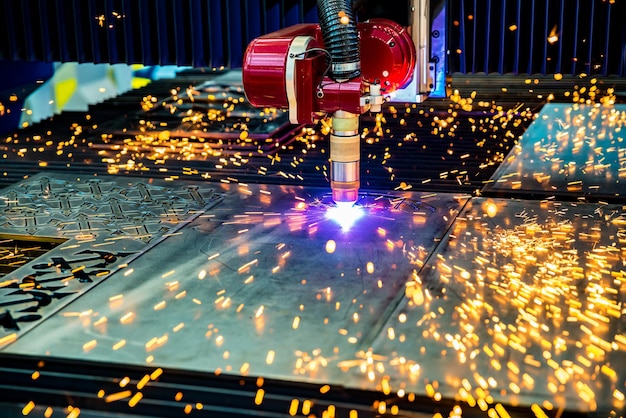 Corte de plasma a laser CNC de metal, tecnologia industrial moderna. Profundidade de campo pequena. Aviso - tiro autêntico em condições desafiadoras. Um pouco granulado e talvez borrado.