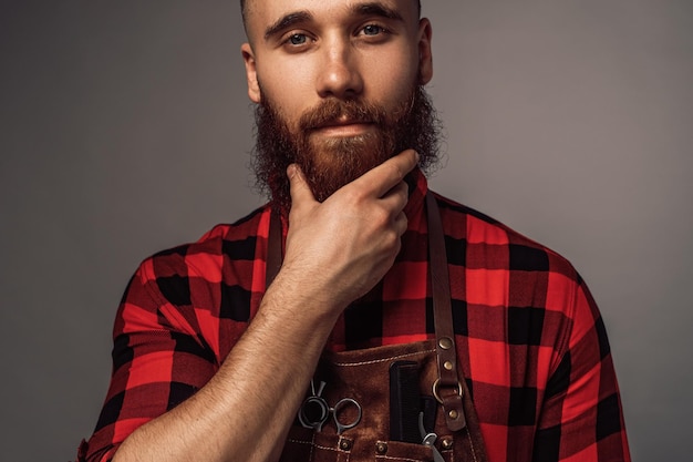 Foto corte elegante cabeleireiro acariciando a barba