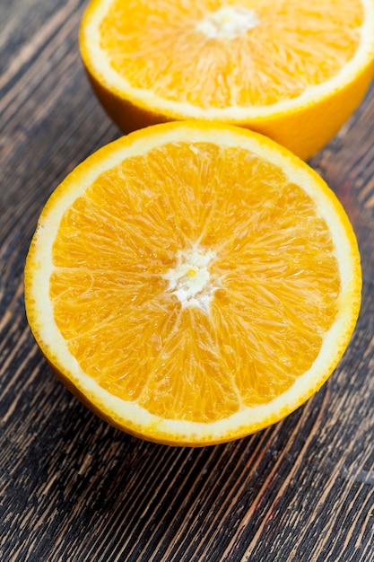 Corte em pedaços a suculenta e deliciosa tangerina de laranja