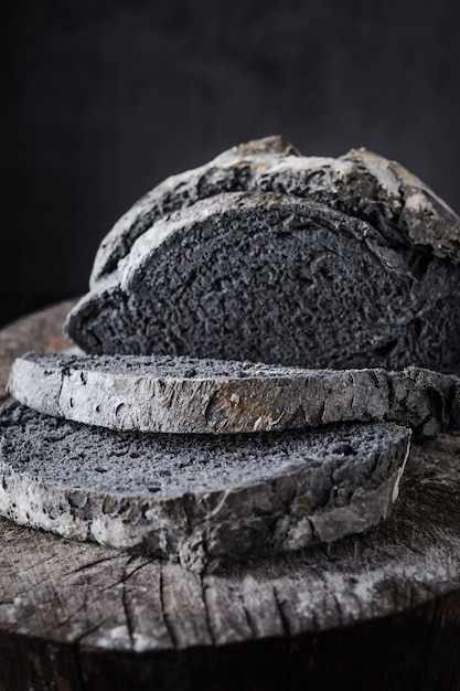 Corte em pedaços de pão preto incomum