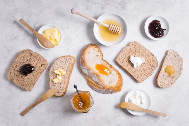 Foto corte fatias de pão com mel e geléia de café da manhã