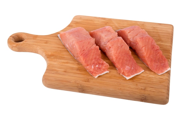 Corte fatias de peixe salmão siberiano na placa de cozinha isolada no fundo branco