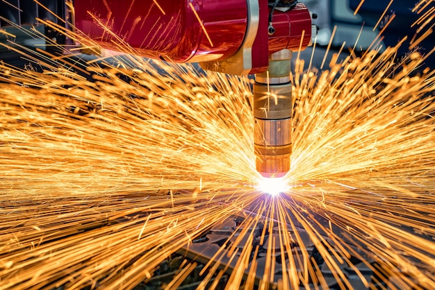 Corte láser CNC de metal, tecnología industrial moderna. Pequeña profundidad de campo. Advertencia: disparos auténticos en condiciones difíciles. Un poco de grano y tal vez borroso.