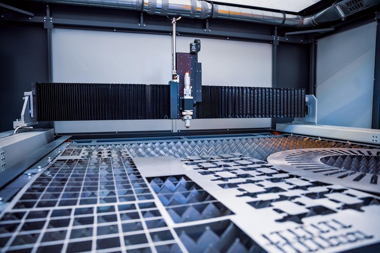 Foto corte láser cnc de metal, tecnología industrial moderna. pequeña profundidad de campo. advertencia: disparos auténticos en condiciones difíciles.