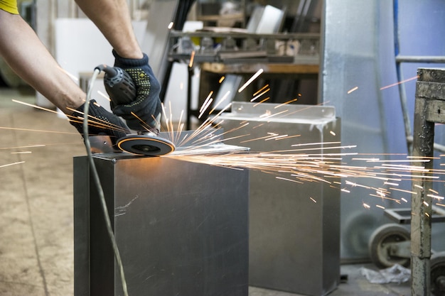 Corte láser de metales. Una máquina láser corta formas de metal y saltan chispas a los lados.