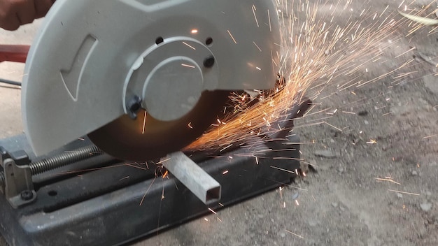 Corte manual de metal de aço em trabalhos industriais