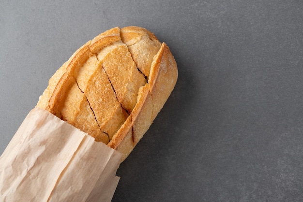 Corte o pão francês no fundo cinza