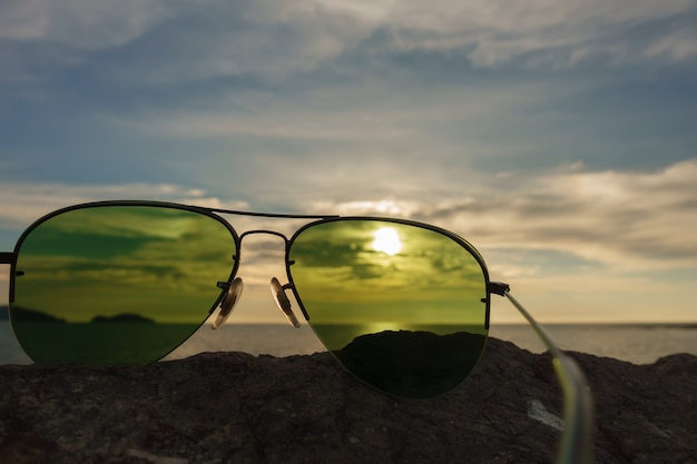 Foto el corte óptico de la lente en las gafas de sol.