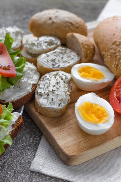 Corte ovos e sanduíches com queijo para um almoço saudável