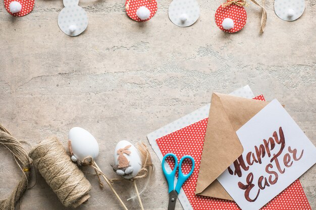 Foto corte de papel de decoración de conejito de pascua