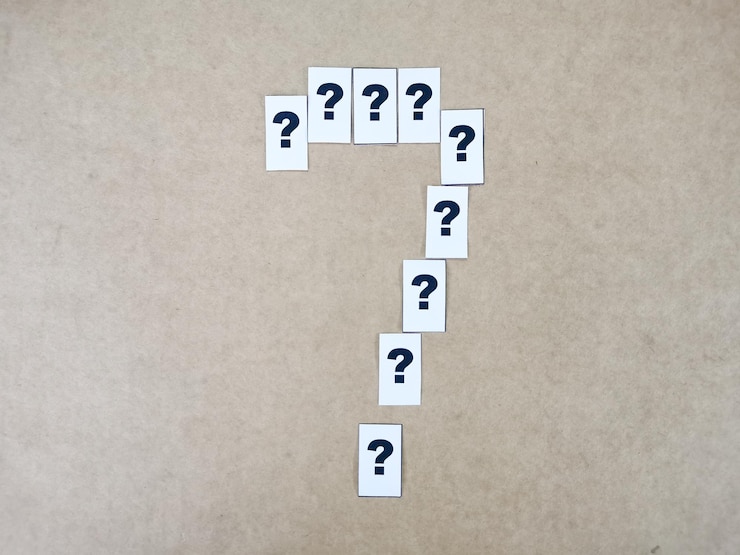 Foto corte de papel con símbolos de interrogación