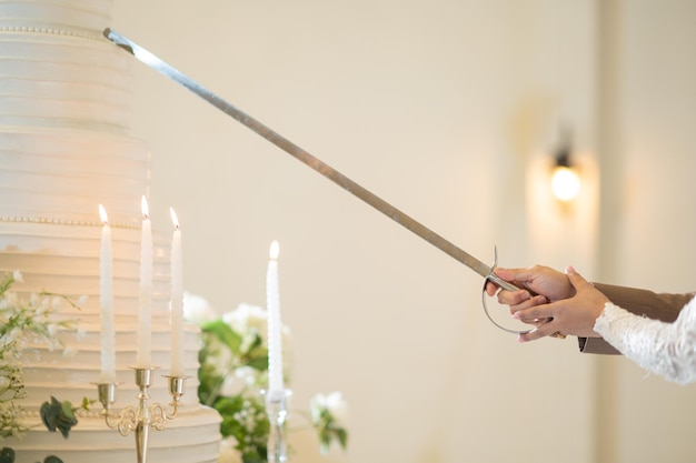 corte de pastel de boda, pareja de la mano, celebración