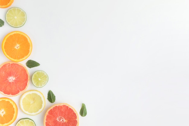 Foto corte pedaços de espaço para copiar frutas cítricas