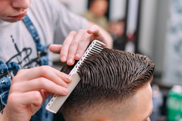 Corte y peinado de hombres en peluquería. Corte de pelo con estilo.