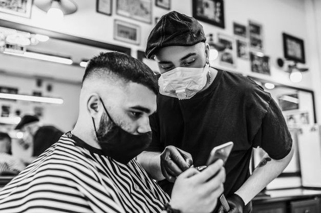 Corte de pelo en cuarentena. Corte de pelo en mascarillas del virus. Cuidado del cabello y la salud. Corte de pelo de hombre en