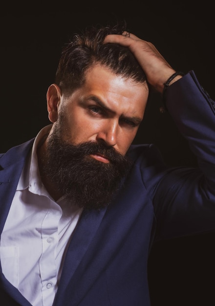 Corte de pelo de hombre peinado moderno Primer plano retrato de modelo masculino con cabello largo Concepto de cuidado de la salud y el cabello