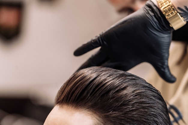 Corte de pelo de hombres en una barbería. Peinado y cuidado del cabello. Salón de belleza.