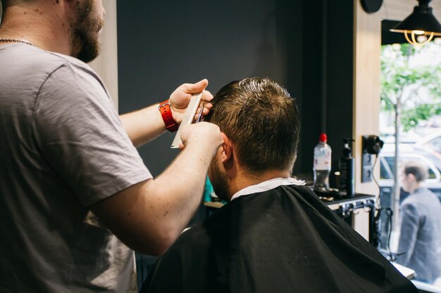 corte de pelo del novio en la barbería antes de la boda, corte de pelo del novio en la barbería, primer plano