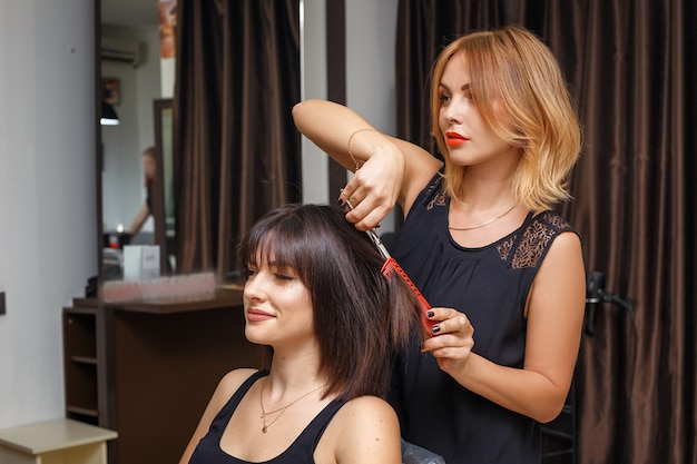 Corte de pelo en el salón de belleza.