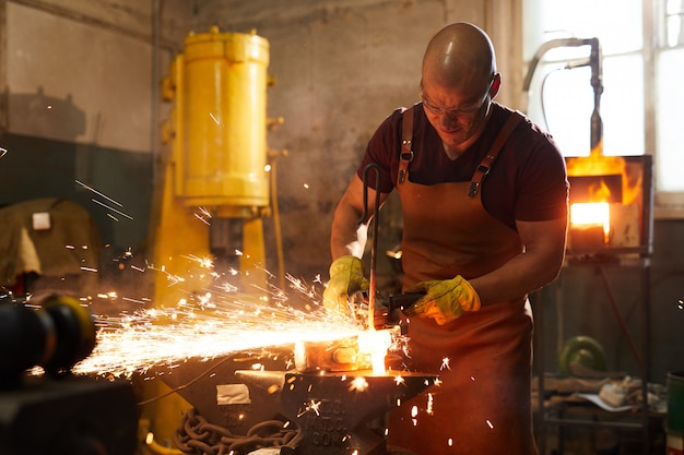 Corte de piezas de metal calentadas con molinillo