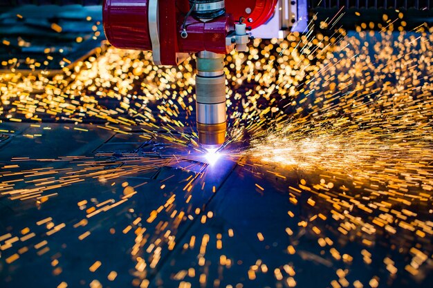 Corte por plasma láser CNC de metal, tecnología industrial moderna.Pequeña profundidad de campo. Advertencia: disparos auténticos en condiciones difíciles. Un poco de grano y tal vez borrosa.