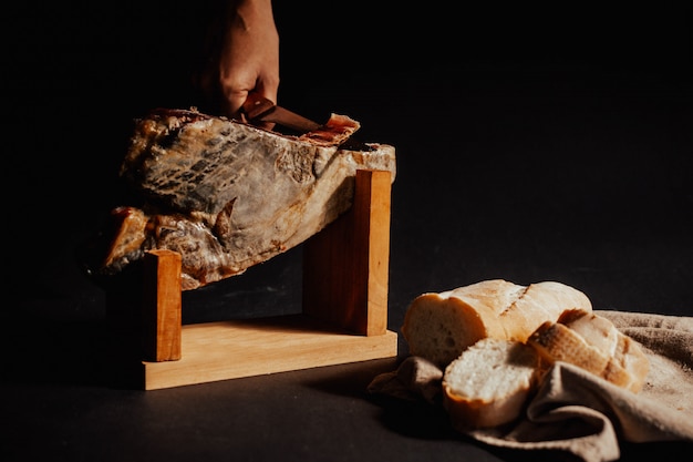 Corte presunto ibérico com pão, madeira, faca.