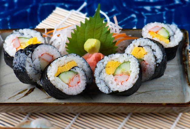 Corte de rollo de sushi japonés.