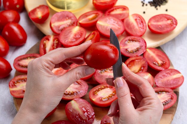 Corte um tomate, prepare os tomates para secar.