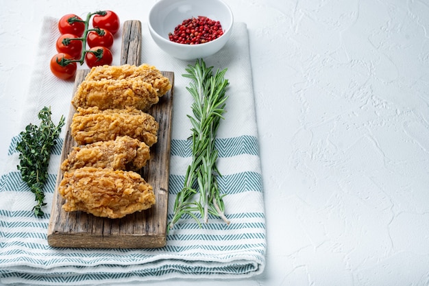 Cortes de alitas de pollo empanizadas en blanco